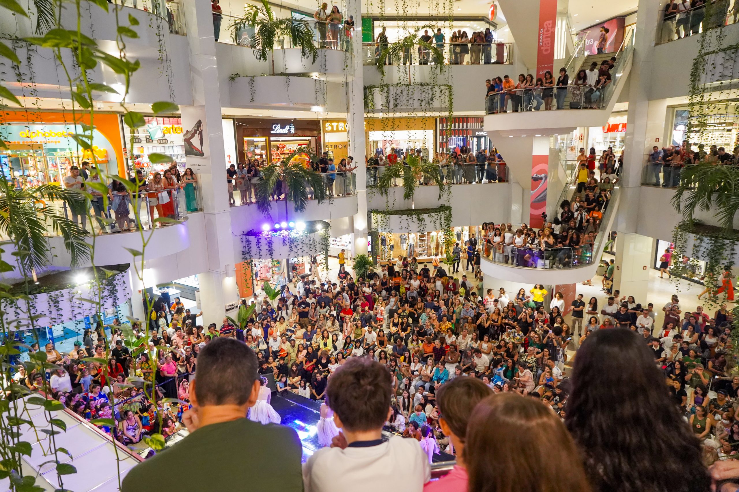 Infância que se desenvolve: plataforma contínua do Shopping Barra que integra famílias