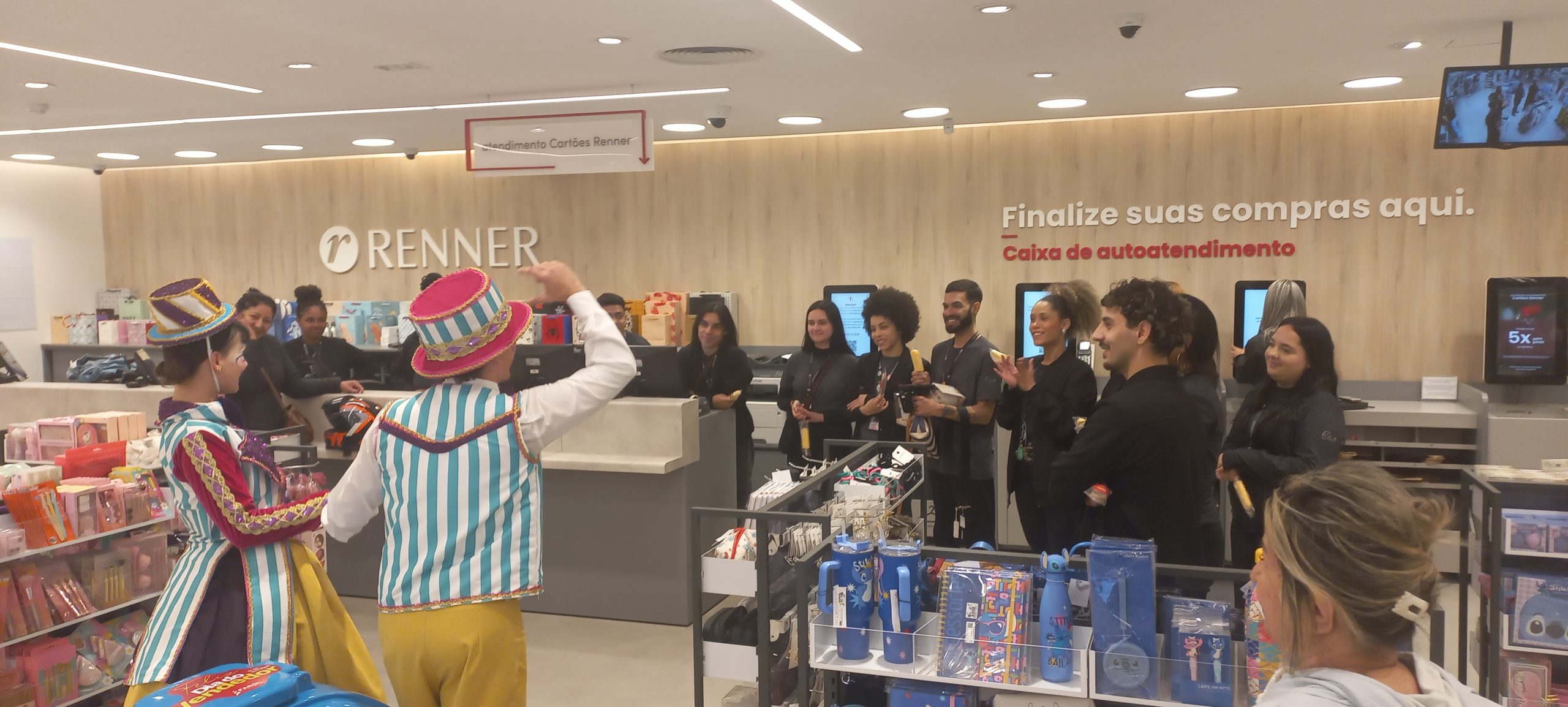 Dia do vendedor: Como o Farol Shopping transformou o endomarketing em espetáculo.