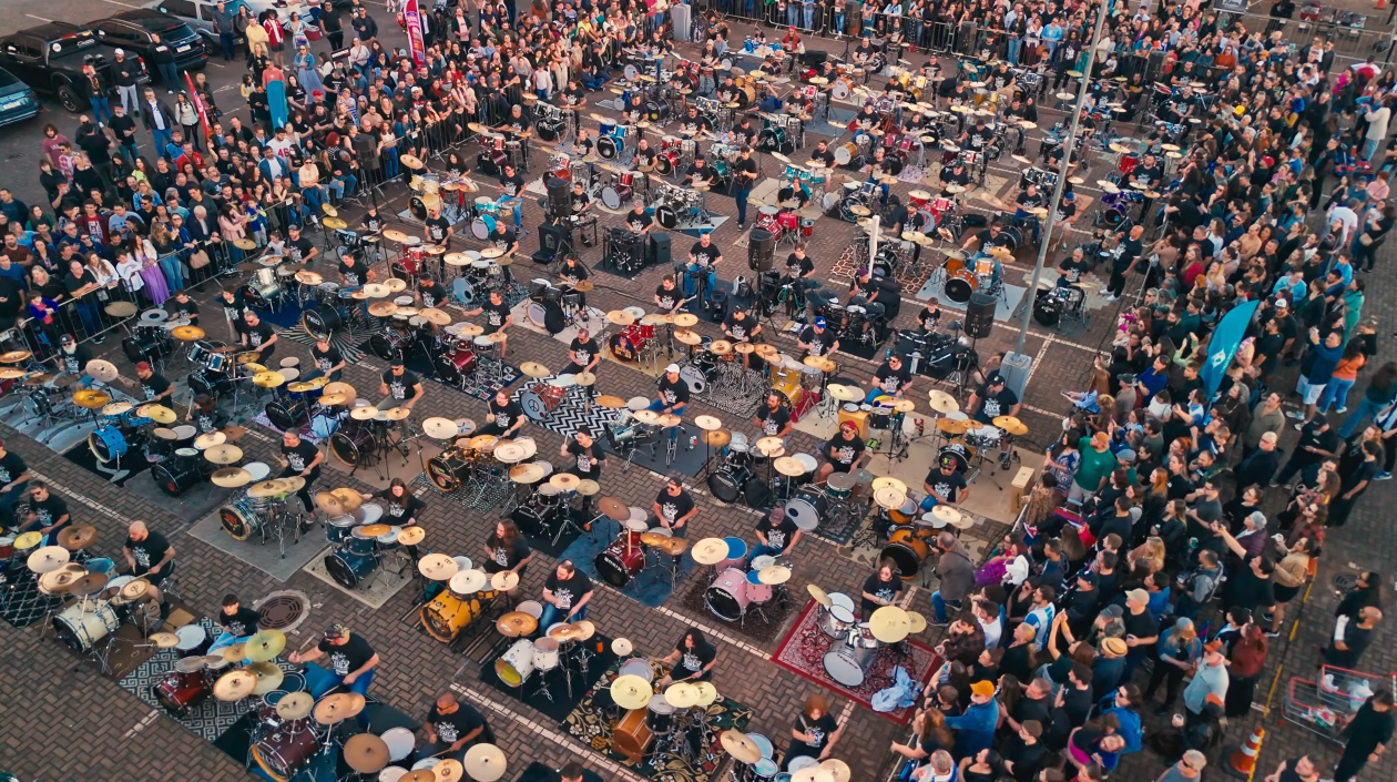 Rock Drums: 120 bateristas, uma cidade  tocando junta