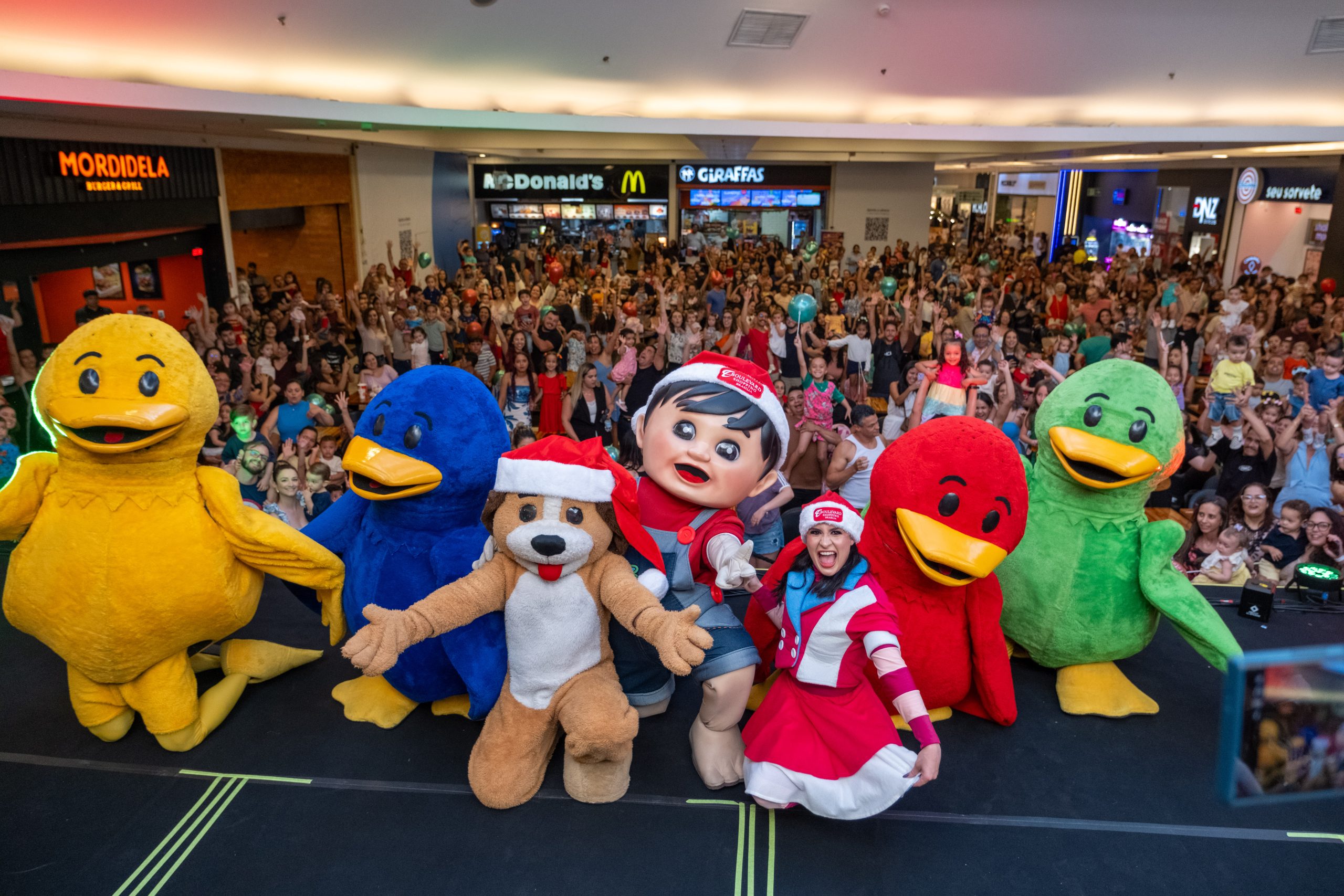 Bento e Totó recebem Papai Noel em evento carbono neutro para Natal do Boulevard Brasília