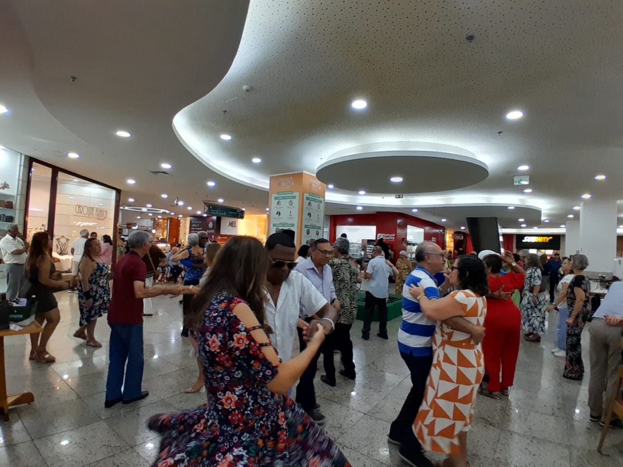 Vivências Douradas: Como o Itaigara Transformou a solidão em Experiência e Conexão.