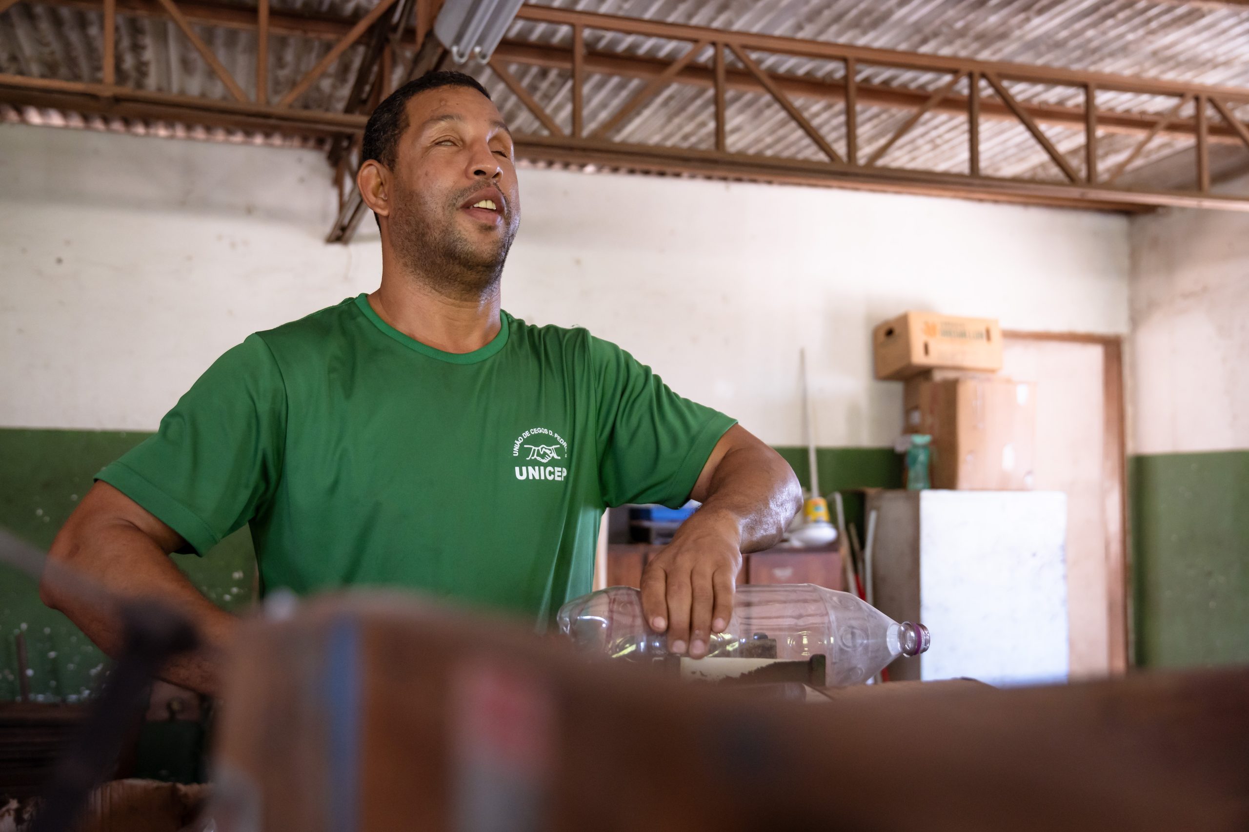 Cego Faz: como a reciclagem de garrafas transforma resíduos em renda e ressocialização