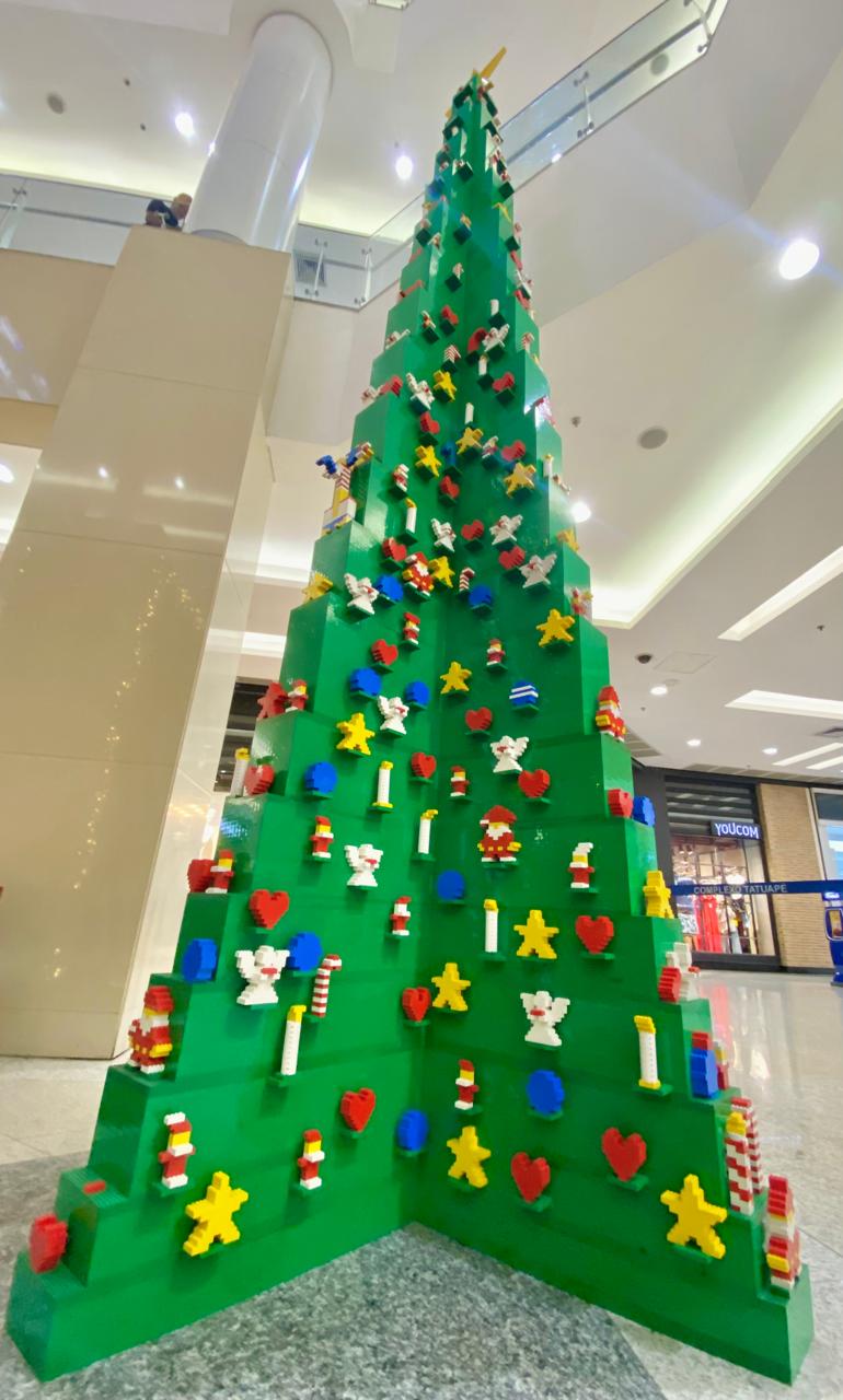 A maior árvore de Natal com blocos LEGO® da América Latina feita pelas mãos dos clientes